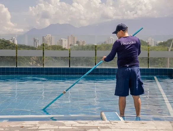 Técnico de AQUANOVA realizando mantenimiento de piscina